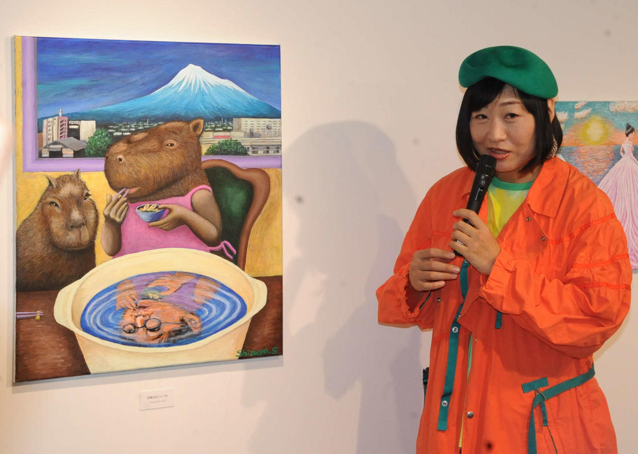カピバラに模した夫を描いた絵の説明を行う南海キャンディーズのしずちゃんこと山崎静代（撮影・松尾幸之介）