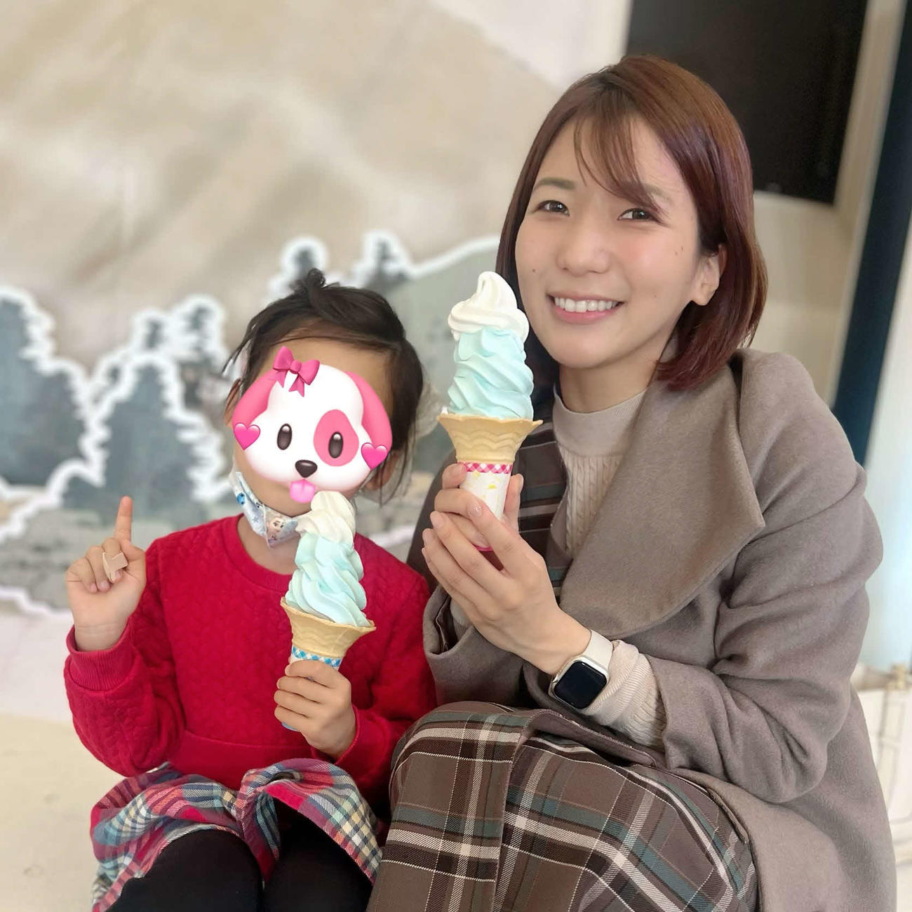 めいっ子と。富士山が見えなかったので「富士山ソフト」を食べて富士山気分を味わいました。青バラ味でさっぱりとおいしかったです