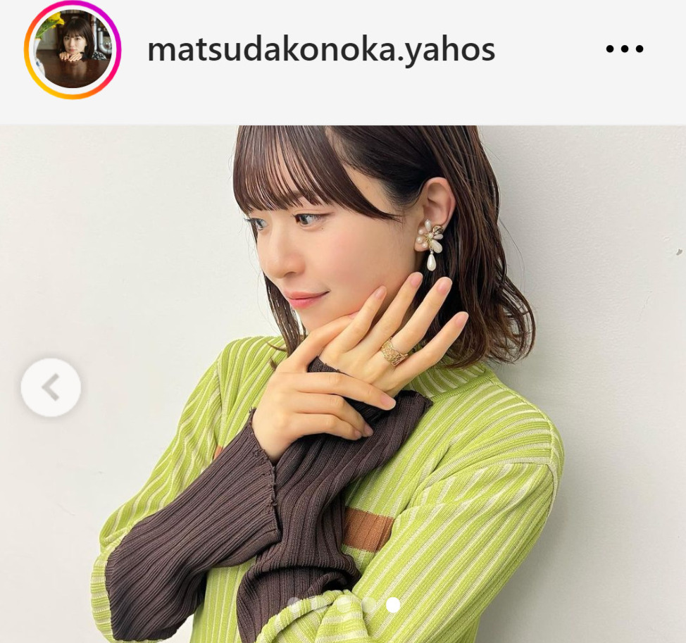 同期の富田鈴花からもらったアクセサリーを見せる日向坂46松田好花（松田好花のインスタグラムから）
