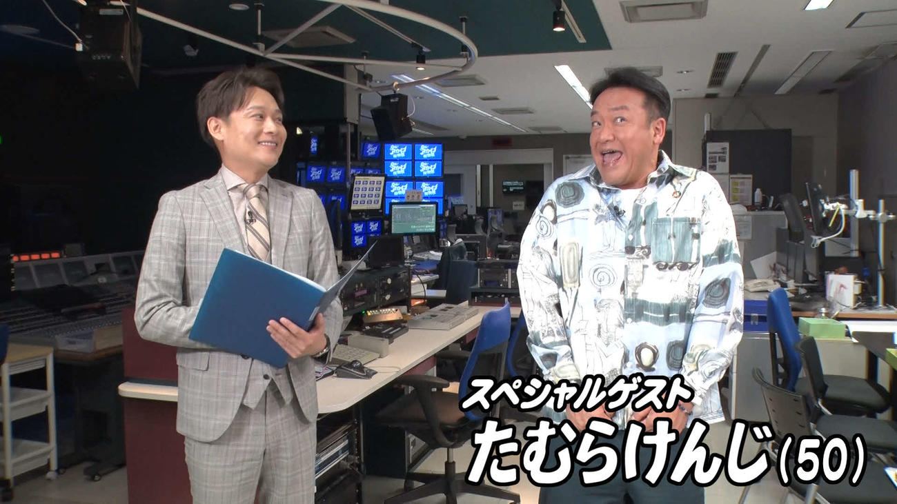 懐かし映像を振り返るたむらけんじとMBSの大吉洋平アナウンサー（左）