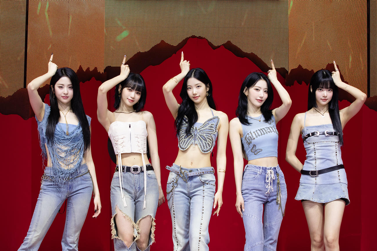 LE SSERAFIMNの（左から）HUH YUNJIN、KIM CHAEWON、KAZUHA、SAKURA、HONG EUNCHAE（P）＆（C）SOURCE MUSIC