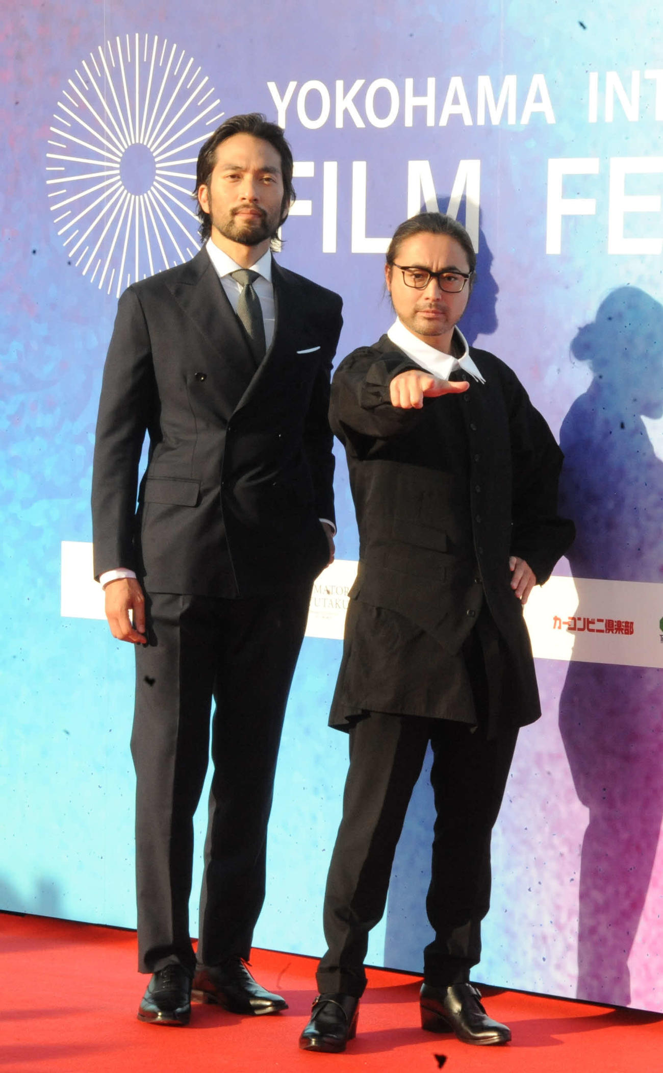 横浜国際映画祭のレッドカーペットを歩いた山田孝之（右）と阿部進之介（撮影・松尾幸之介）