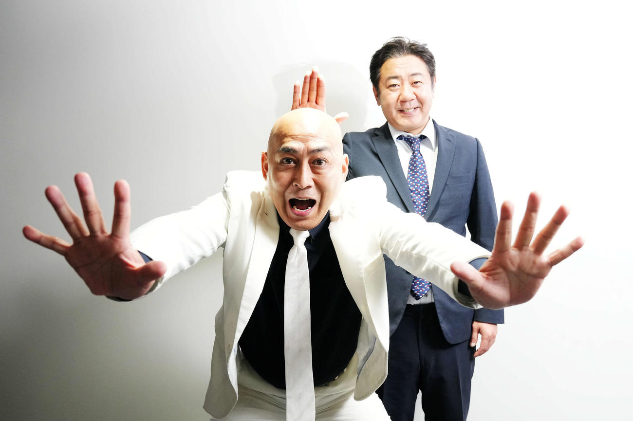 笑顔でポーズを決める錦鯉の渡辺隆さん（右）と長谷川雅紀さん（撮影・横山健太）