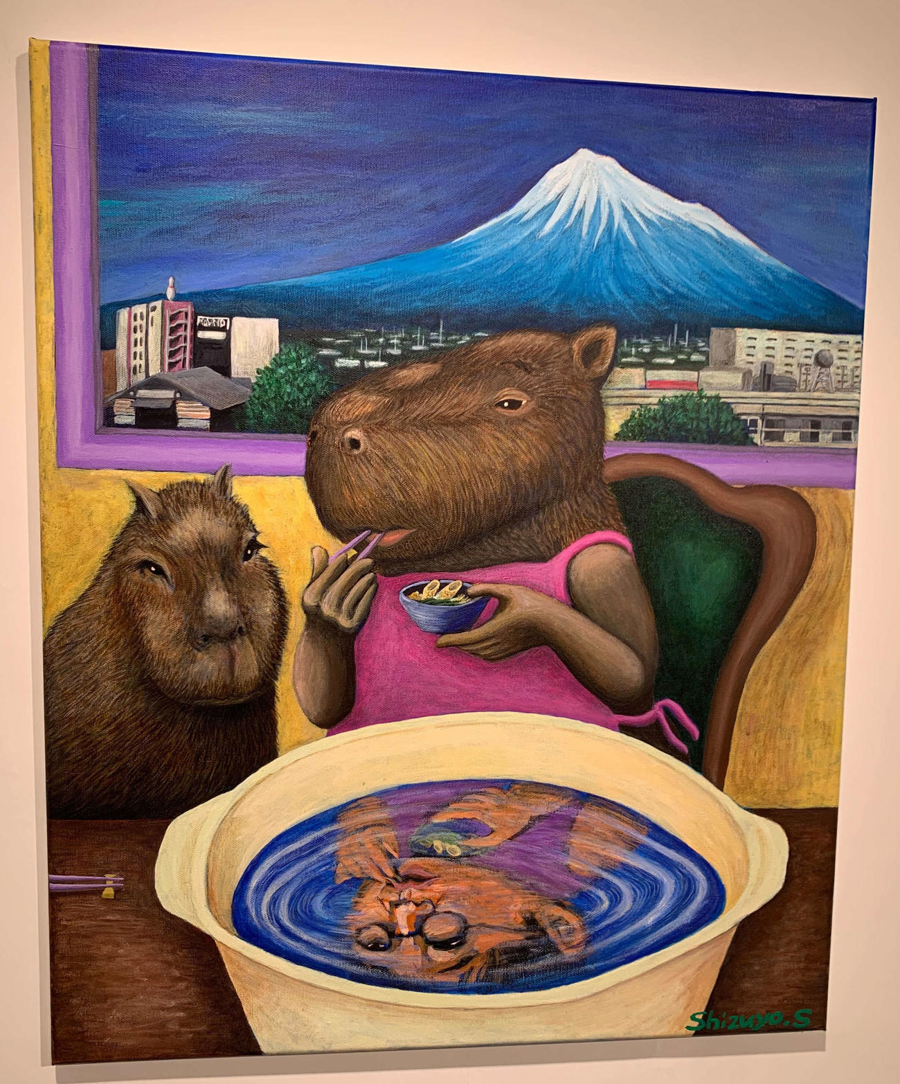 南海キャンディーズのしずちゃんこと山崎静代が初単独個展「しずちゃんの、創造と破壊展」で披露している作品「お鍋はおいしいね」（撮影・松尾幸之介）