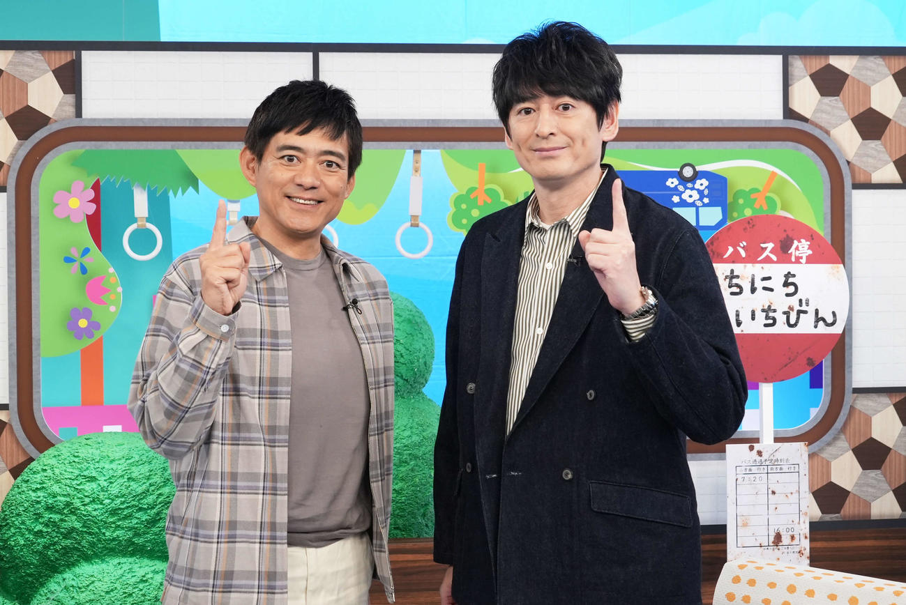 日本テレビ系バラエティー特番「1日1便乗ってきました」に出演する、左からMCの博多華丸、博多大吉