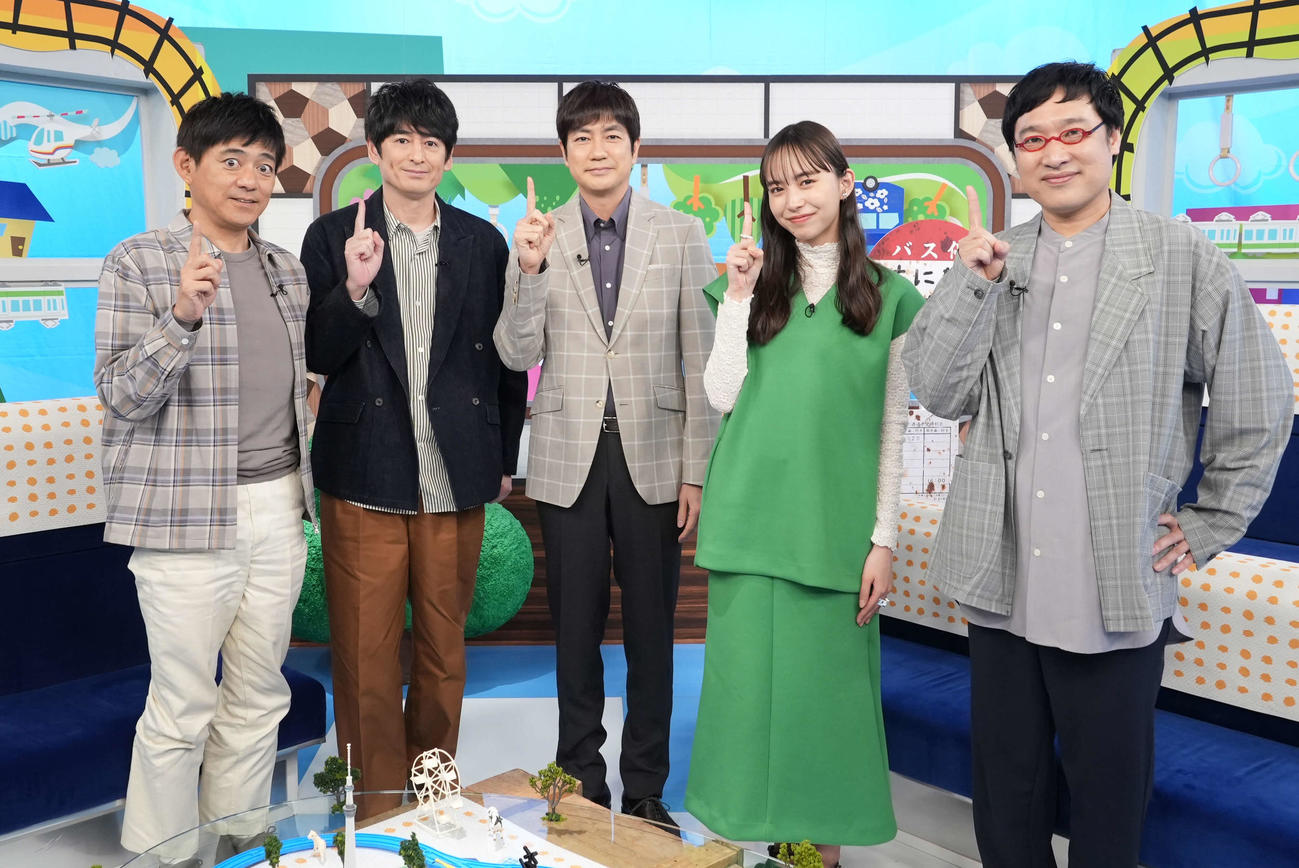 日本テレビ系バラエティー特番「1日1便乗ってきました」に出演する、左からMCの博多華丸、博多大吉、ゲストの羽鳥慎一、井桁弘恵、山里亮太