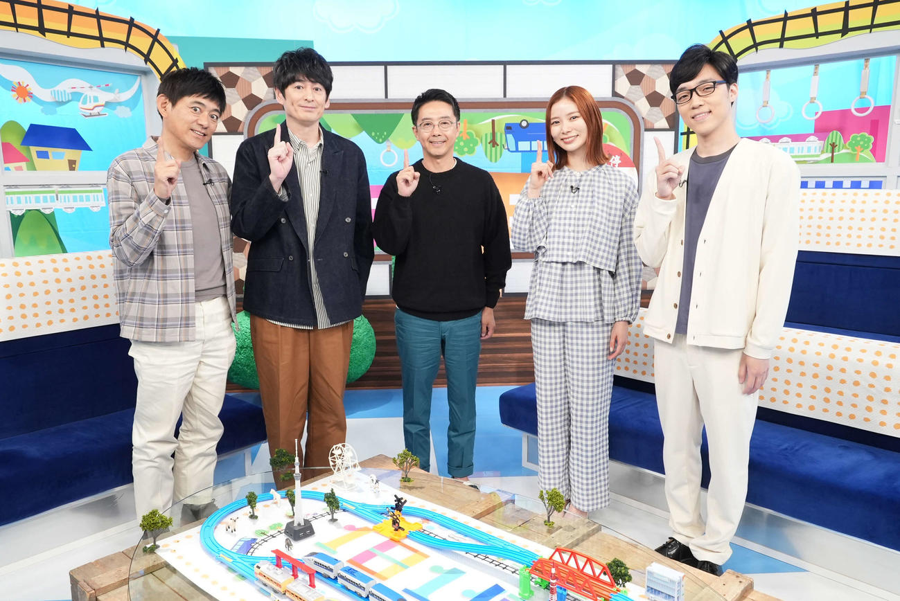 日本テレビ系バラエティー特番「1日1便乗ってきました」でMCを務める博多華丸（左端）、博多大吉（左から2人目）ら
