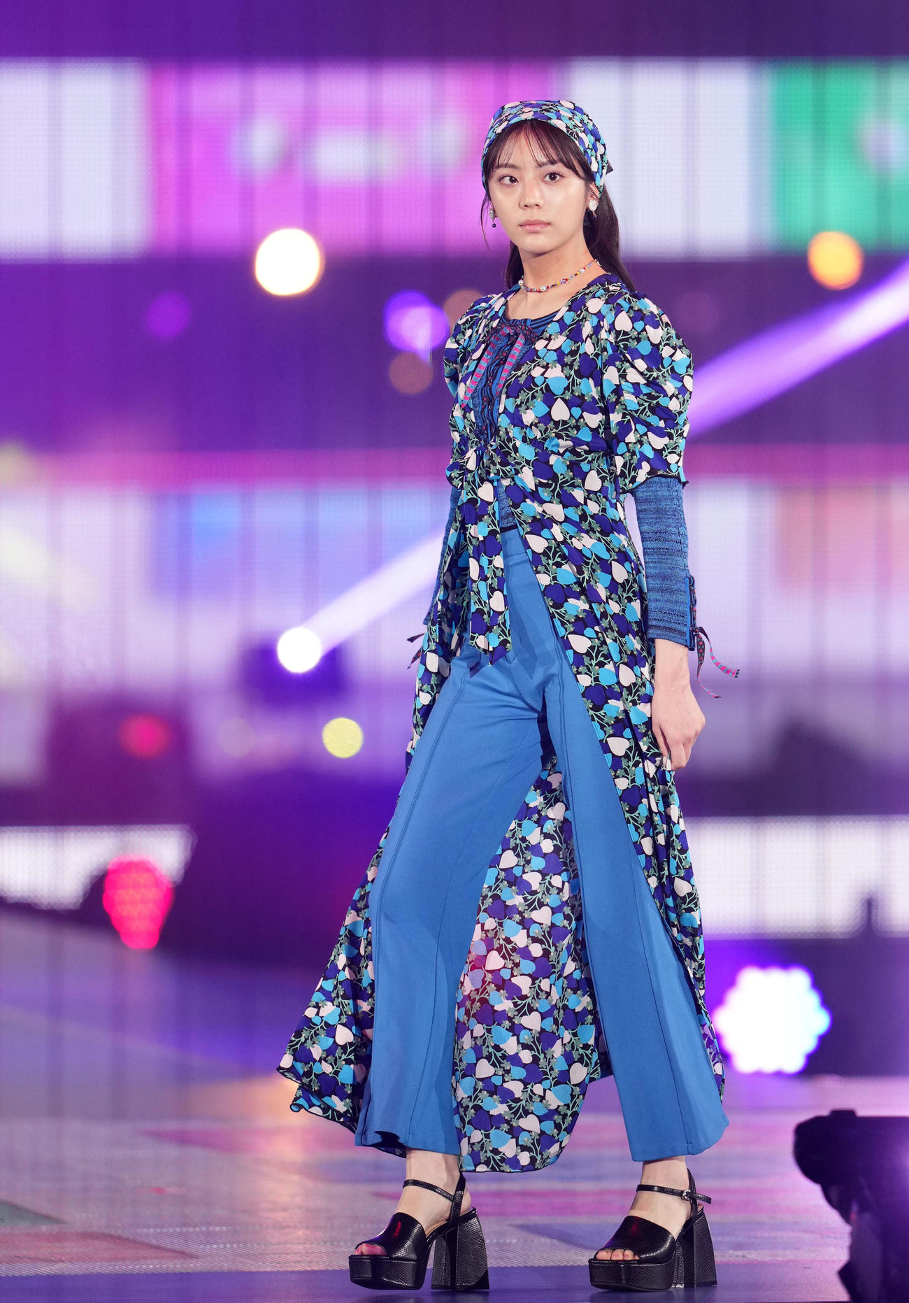 Rakuten GirlsAward 2023 SPRING／SUMMERでランウエーを歩く貴島明日香（撮影・横山健太）