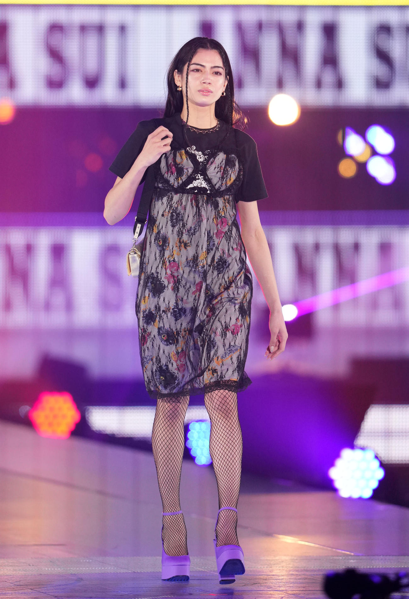 Rakuten GirlsAward 2023 SPRING／SUMMERでランウエーを歩くギャビー（撮影・横山健太）