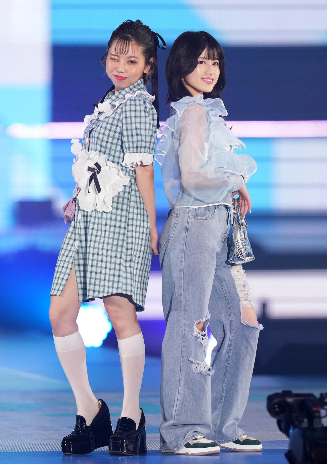 Rakuten GirlsAward 2023 SPRING／SUMMERでランウエーを歩くわたなべみなみ（左）と沖楓花（撮影・横山健太）