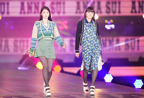 Rakuten GirlsAward 2023 SPRING／SUMMERでランウエーを歩くNiziUのAYAKA（左）とNINA（撮影・横山健太）
