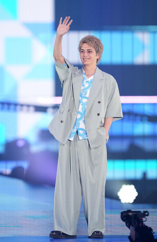 Rakuten GirlsAward 2023 SPRING/SUMMERでランウエーを歩くバンダリ亜砂也(撮影・横山健太)