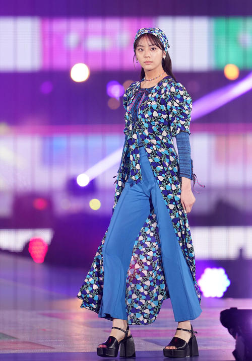 Rakuten GirlsAward 2023 SPRING/SUMMERでランウエーを歩く貴島明日香(撮影・横山健太)