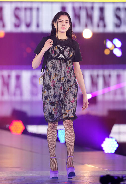 Rakuten GirlsAward 2023 SPRING/SUMMERでランウエーを歩くギャビー(撮影・横山健太)