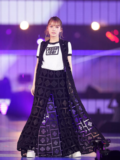 Rakuten GirlsAward 2023 SPRING/SUMMERでランウエーを歩く那須ほほみ(撮影・横山健太)