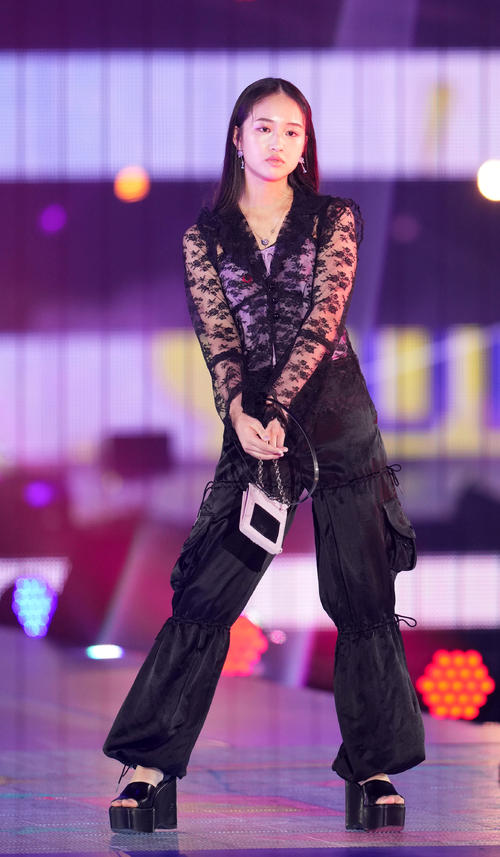 Rakuten GirlsAward 2023 SPRING/SUMMERでランウエーを歩く天翔愛(撮影・横山健太)