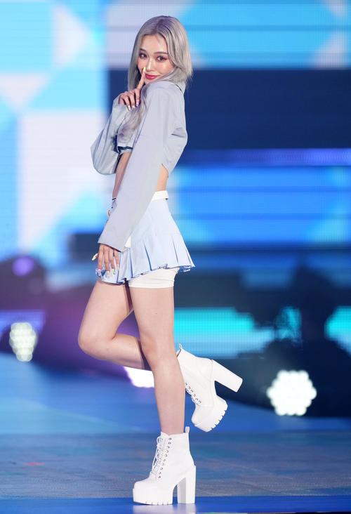 Rakuten GirlsAward 2023 SPRING/SUMMERでランウエーを歩くせいせい(撮影・横山健太)
