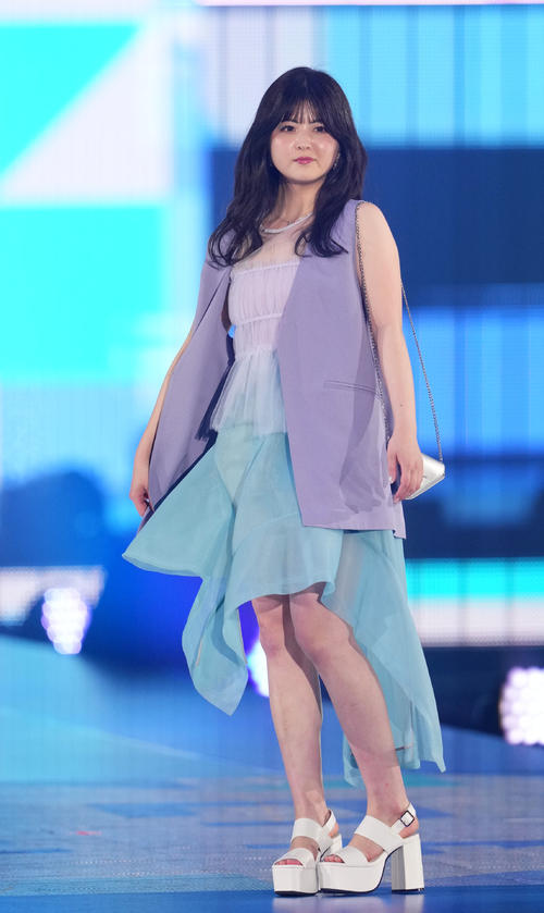 Rakuten GirlsAward 2023 SPRING/SUMMERでランウエーを歩く佐藤藜奈(撮影・横山健太)