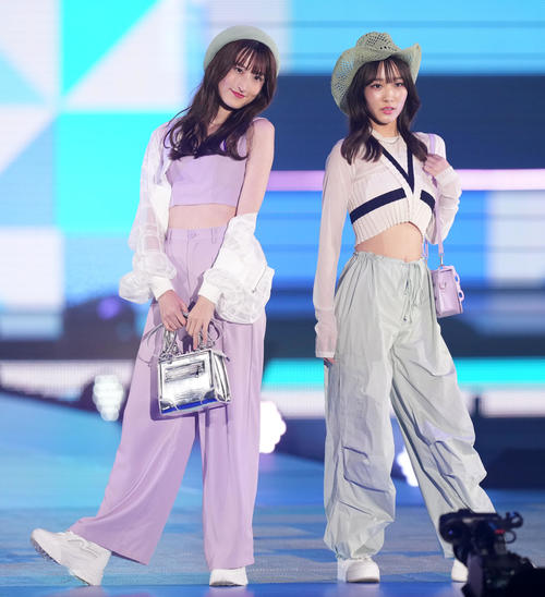 Rakuten GirlsAward 2023 SPRING/SUMMERでランウエーを歩く山本紗彩(左)と菅野美優(撮影・横山健太)