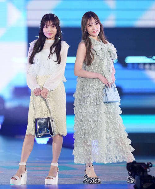 Rakuten GirlsAward 2023 SPRING/SUMMERでランウエーを歩くあゆみ(左)とNAVI(撮影・横山健太)