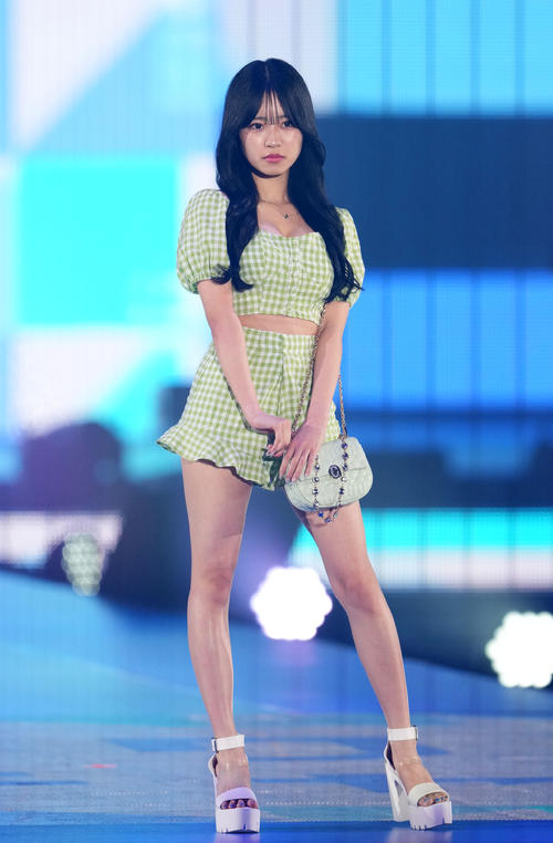 Rakuten GirlsAward 2023 SPRING/SUMMERでランウエーを歩くうたな(撮影・横山健太)