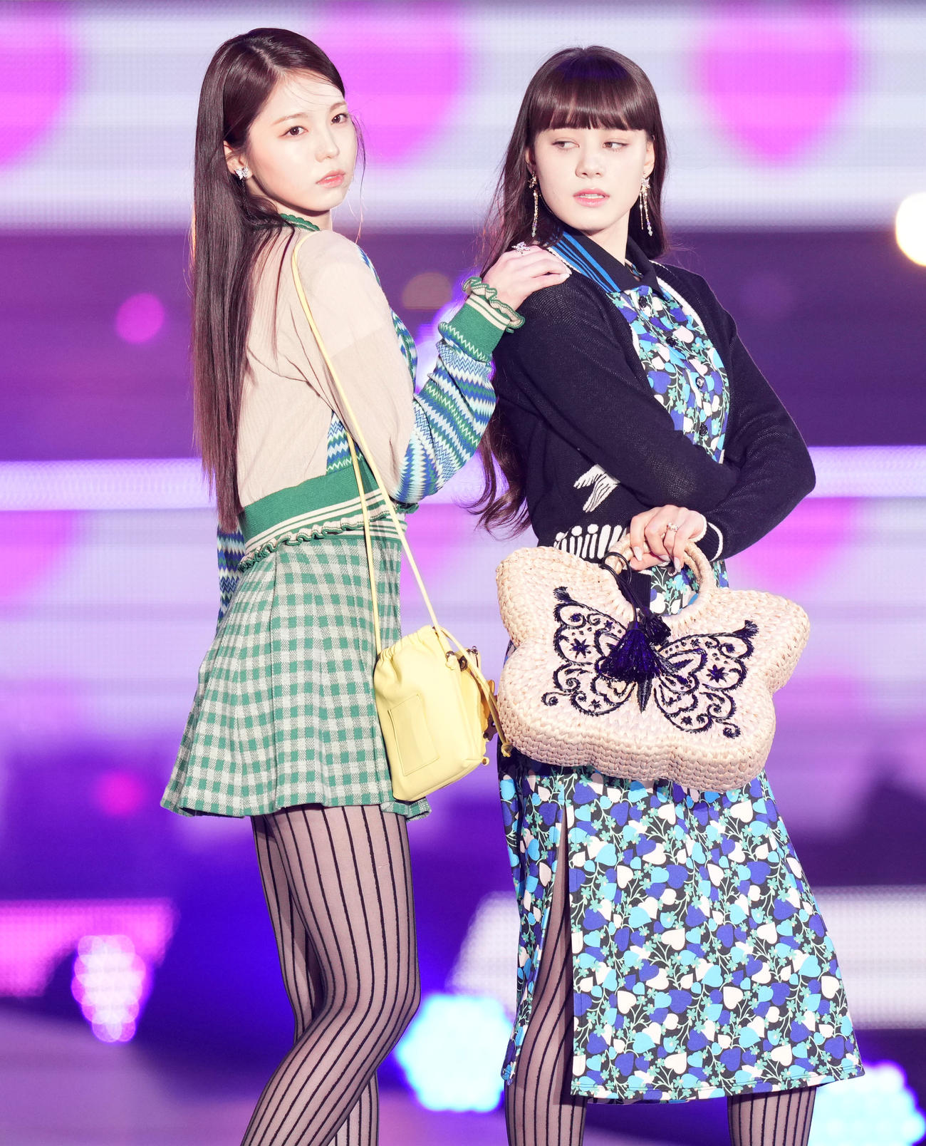 Rakuten GirlsAward 2023 SPRING／SUMMERでランウェイを歩くNiziUのAYAKA（左）とNINA（撮影・横山健太）