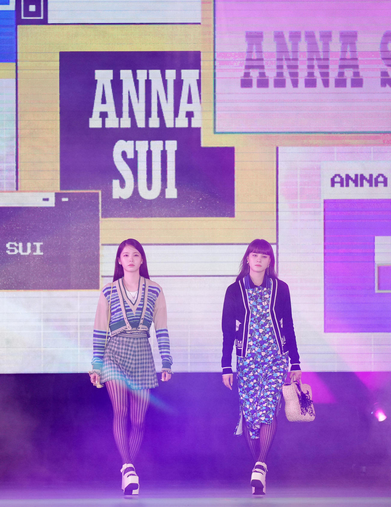 Rakuten GirlsAward 2023 SPRING／SUMMERでランウェイを歩くNiziUのAYAKA（左）とNINA（撮影・横山健太）