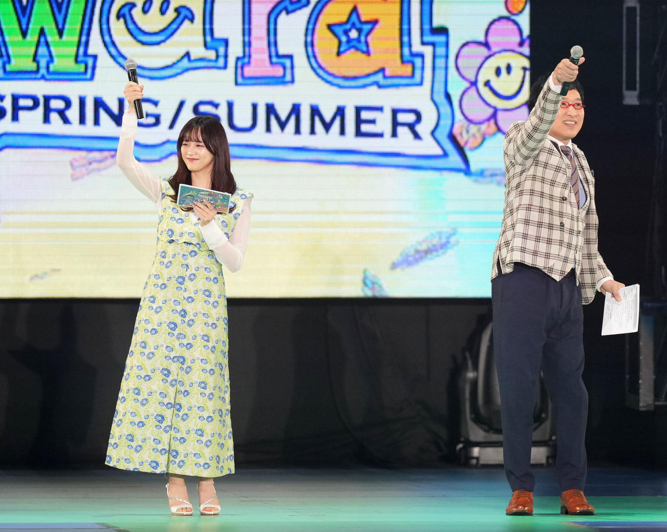 Rakuten GirlsAward 2023 SPRING／SUMMERでMCを務める森香澄（左）と南海キャンディーズの山里亮太（撮影・横山健太）