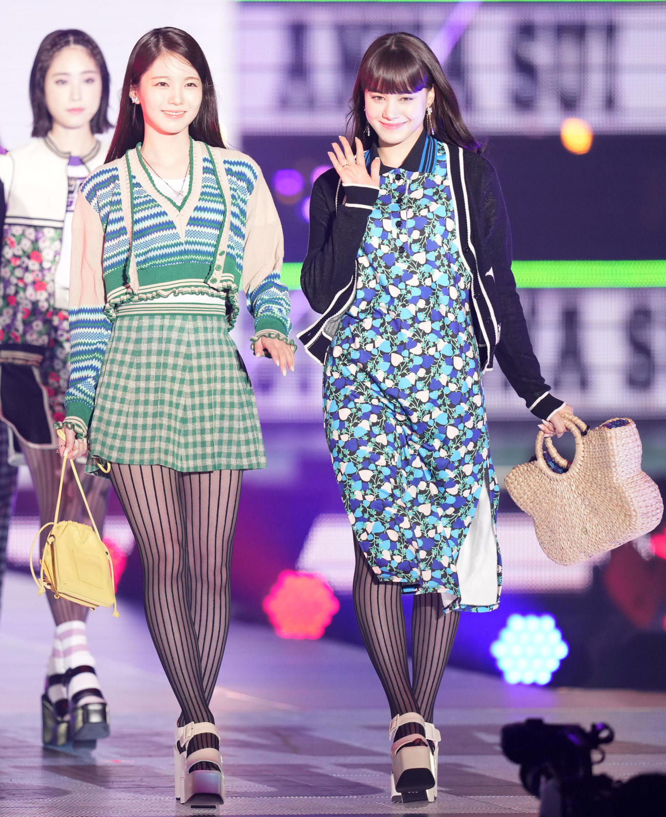 Rakuten GirlsAward 2023 SPRING／SUMMERでランウェイを歩くNiziUのAYAKA（左）とNINA（撮影・横山健太）