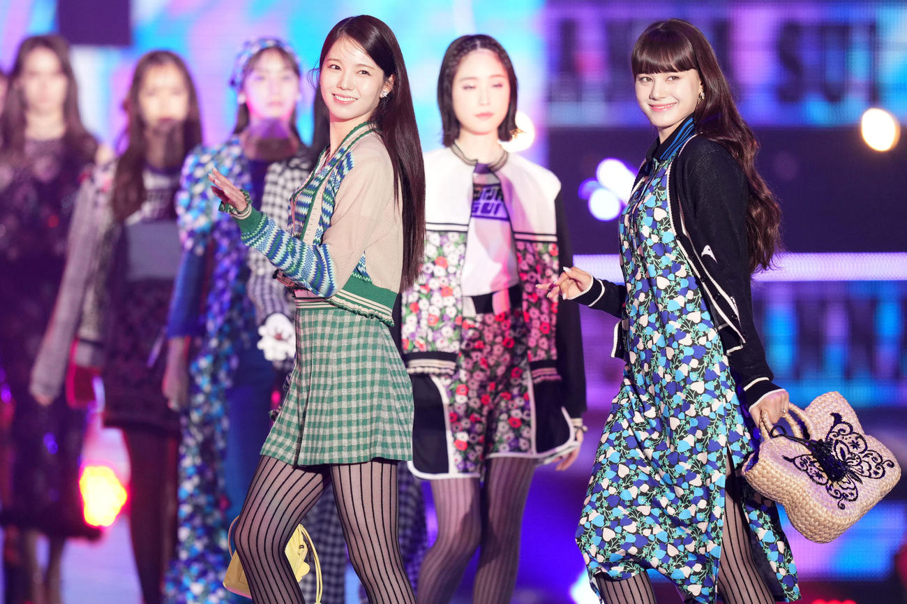 Rakuten GirlsAward 2023 SPRING／SUMMERでランウェイを歩くNiziUのAYAKA（左）とNINA（撮影・横山健太）
