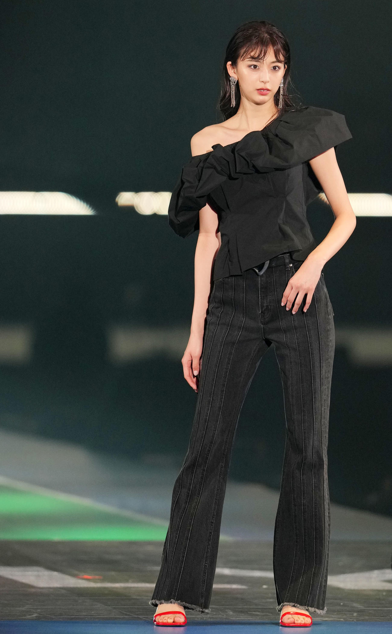 Rakuten GirlsAward 2023 SPRING／SUMMERでランウエーを歩くしゅう（撮影・横山健太）
