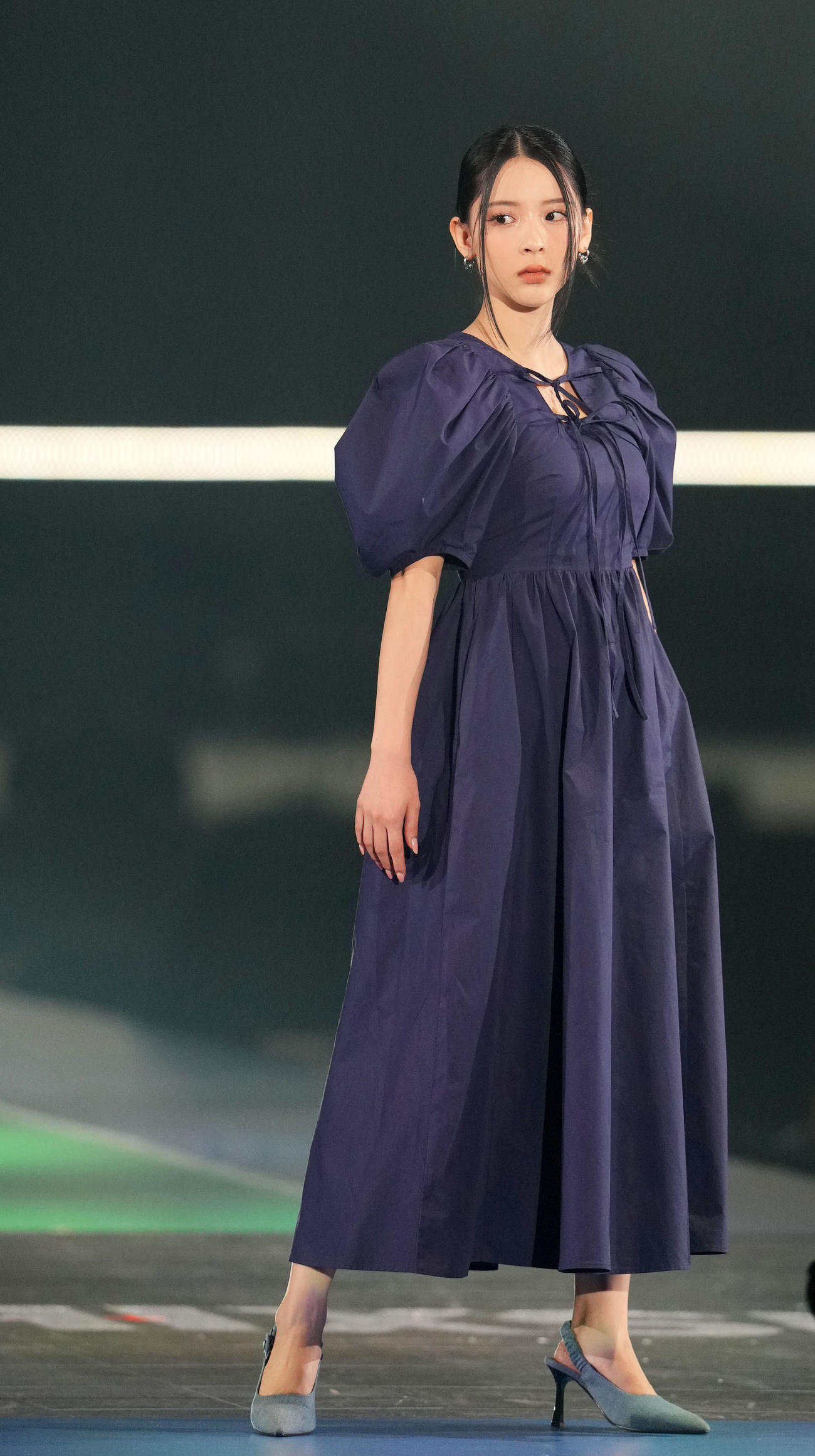 Rakuten GirlsAward 2023 SPRING／SUMMERでランウエーを歩くミチ（撮影・横山健太）