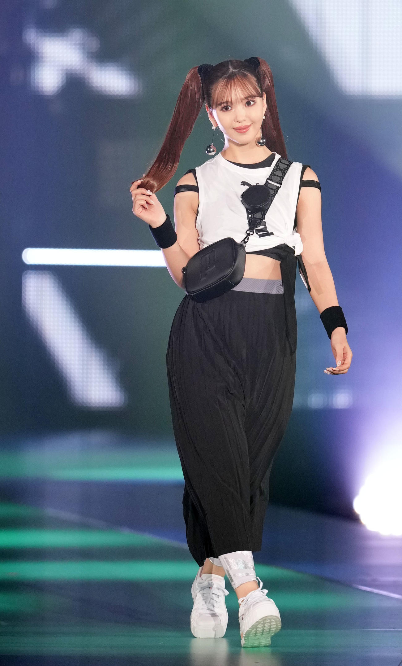 Rakuten GirlsAward 2023 SPRING／SUMMERでランウエーを歩く藤田ニコル（撮影・横山健太）