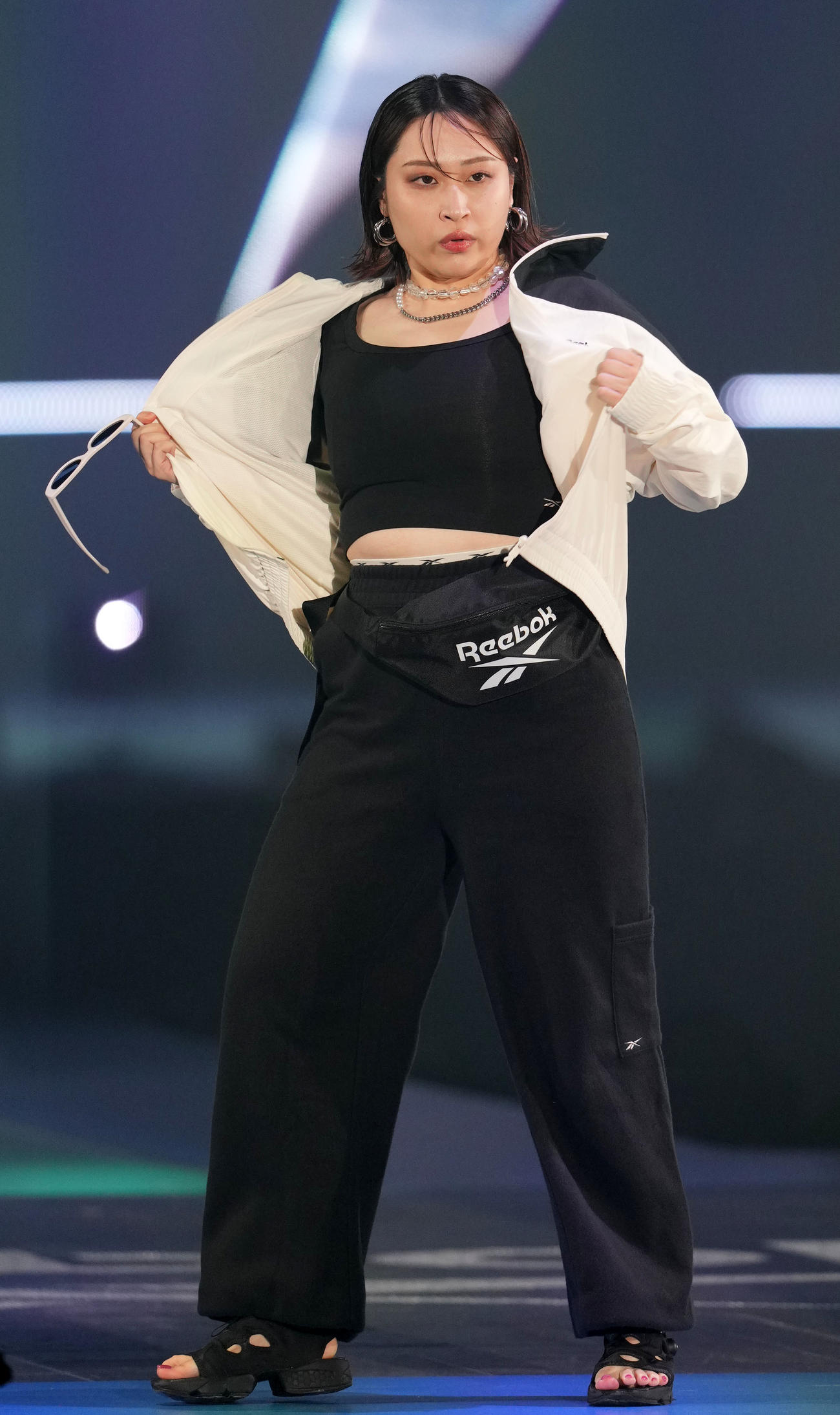 Rakuten GirlsAward 2023 SPRING／SUMMERでランウエーを歩く丸山礼（撮影・横山健太）