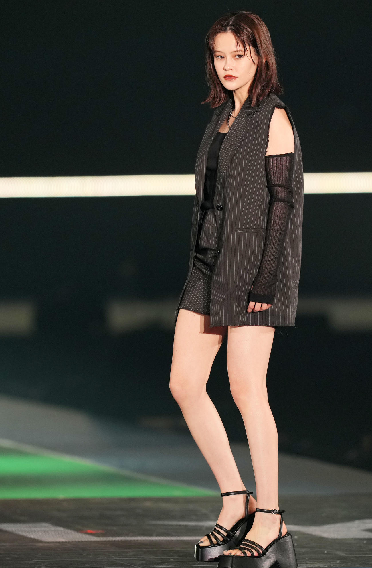 Rakuten GirlsAward 2023 SPRING／SUMMERでランウエーを歩くemma（撮影・横山健太）