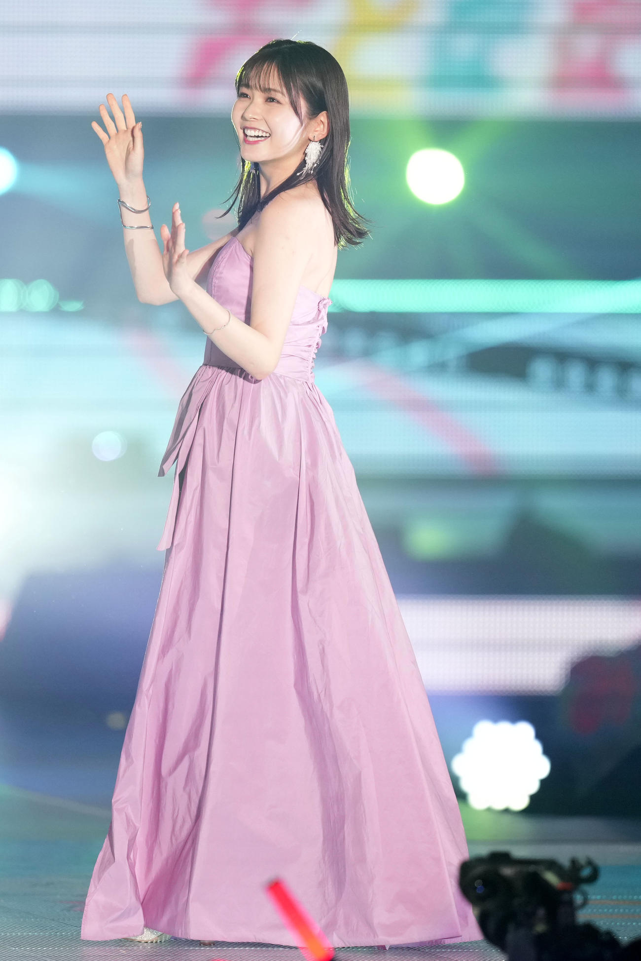Rakuten GirlsAward 2023 SPRING／SUMMERでランウエーを歩く久間田琳加（撮影・横山健太）