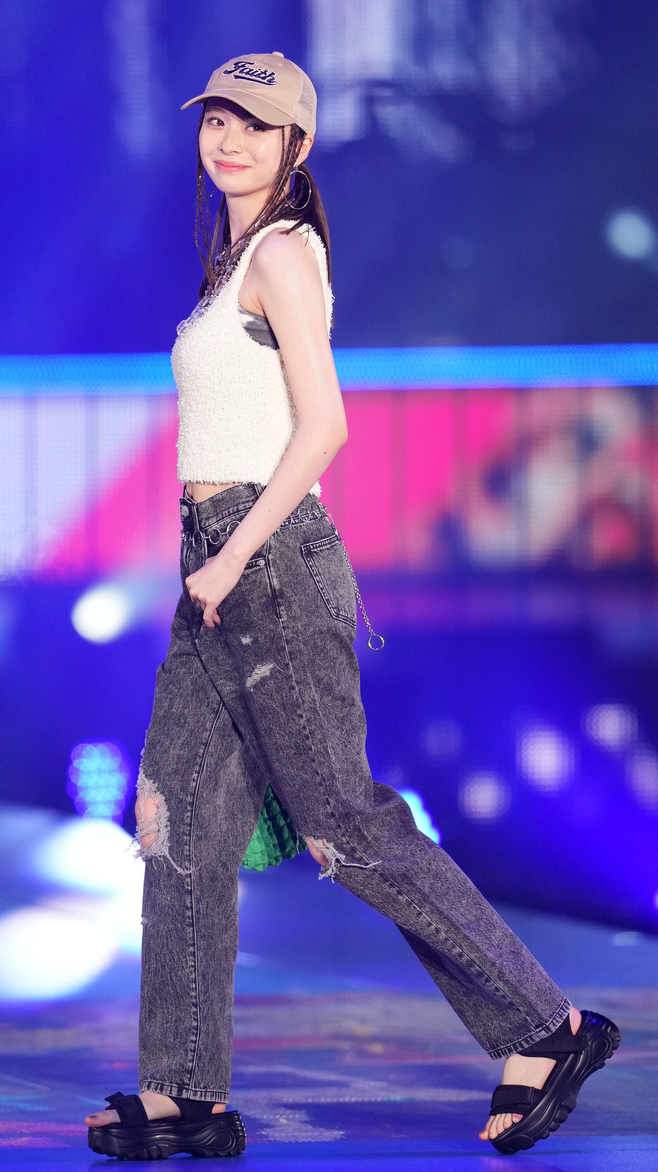 Rakuten GirlsAward 2023 SPRING／SUMMERでランウエーを歩く田鍋梨々花（撮影・横山健太）