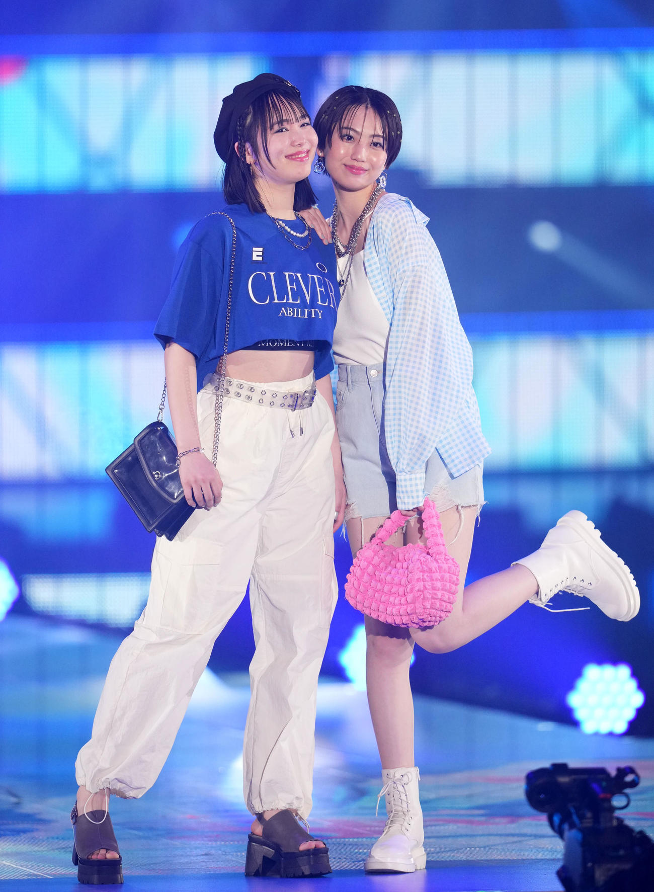 Rakuten GirlsAward 2023 SPRING／SUMMERでランウエーを歩く大友樹乃（左）と平美乃理（撮影・横山健太）