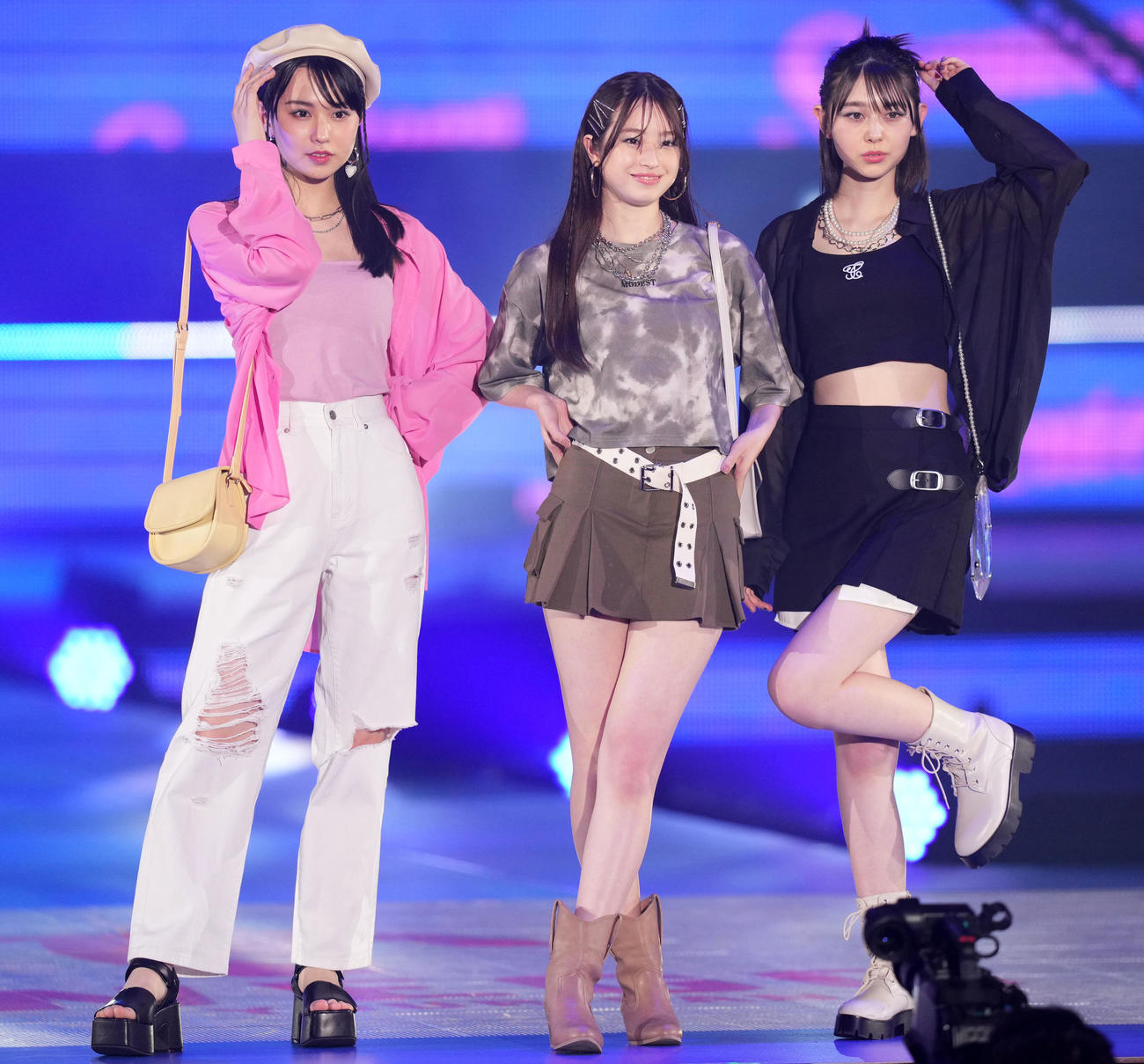 Rakuten GirlsAward 2023 SPRING／SUMMERでランウエーを歩く、左から森崎美月、葛西杏也菜、石川恋（撮影・横山健太）