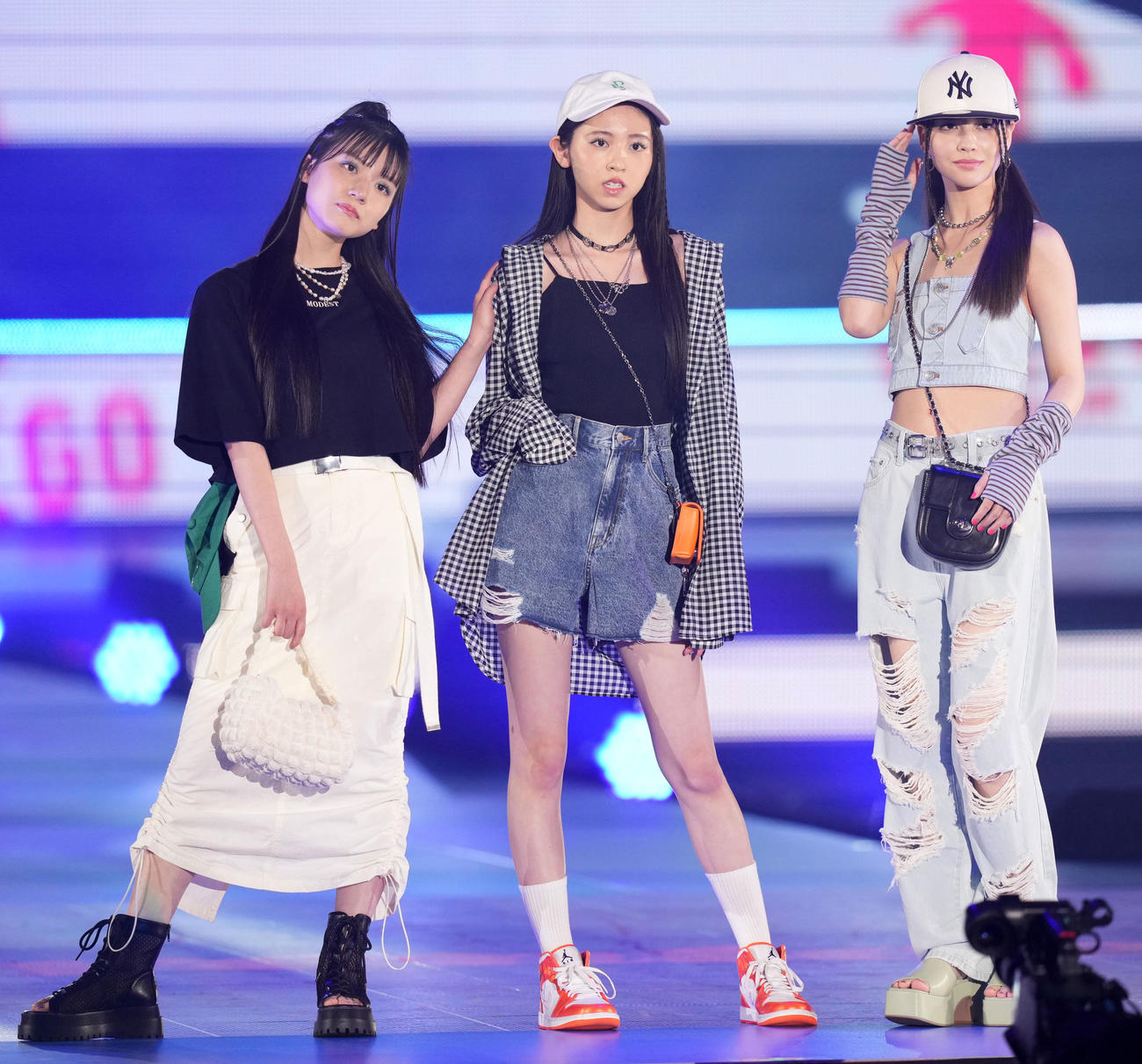 Rakuten GirlsAward 2023 SPRING／SUMMERでランウエーを歩く、左から林美澪、入江美沙希、秋本レイラニ（撮影・横山健太）