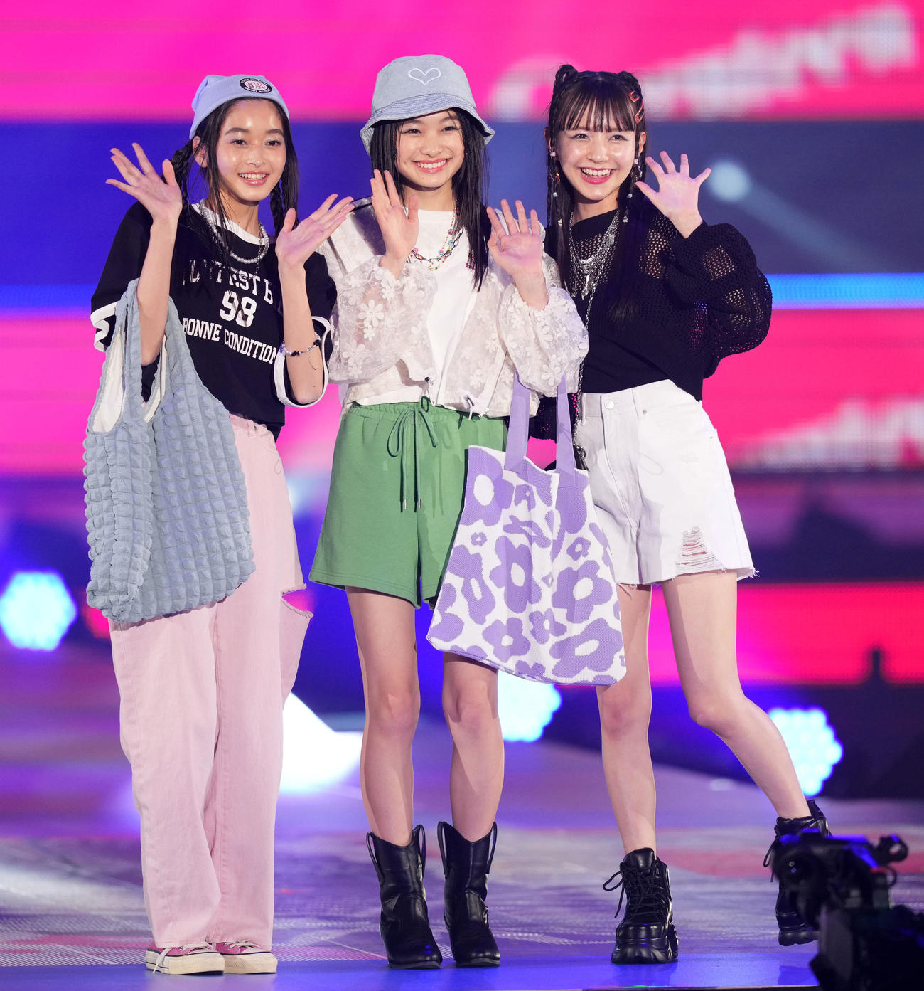 Rakuten GirlsAward 2023 SPRING／SUMMERでランウエーを歩く、左から滝口芽里衣、月島琉衣、河村ここあ（撮影・横山健太）