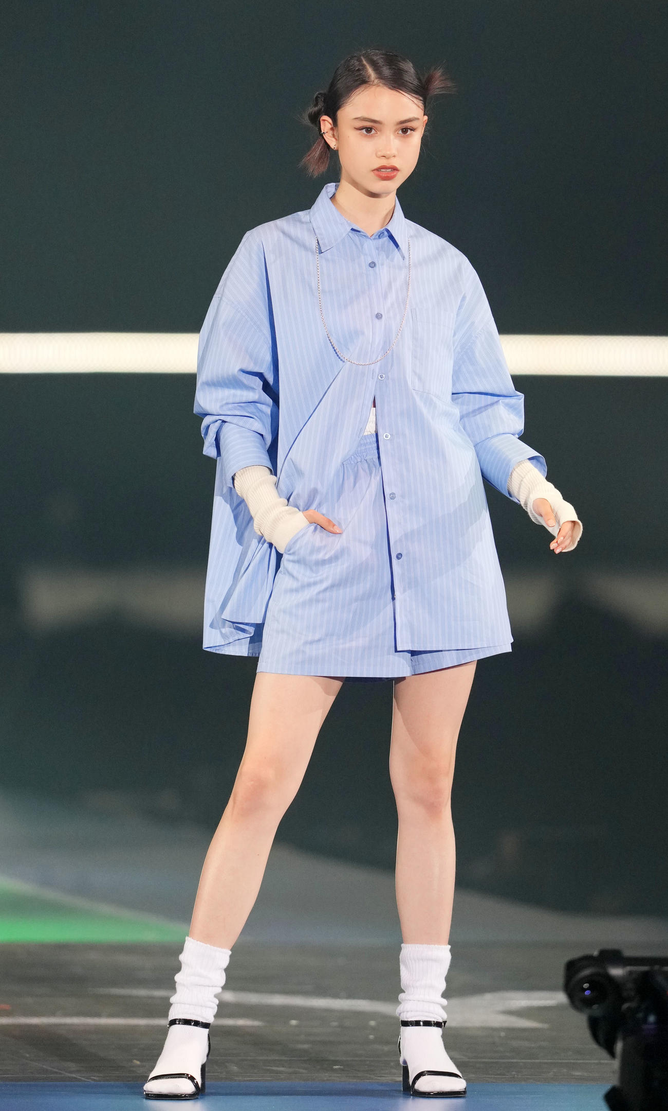 Rakuten GirlsAward 2023 SPRING／SUMMERでランウエーを歩くブリッジマン遊七（撮影・横山健太）
