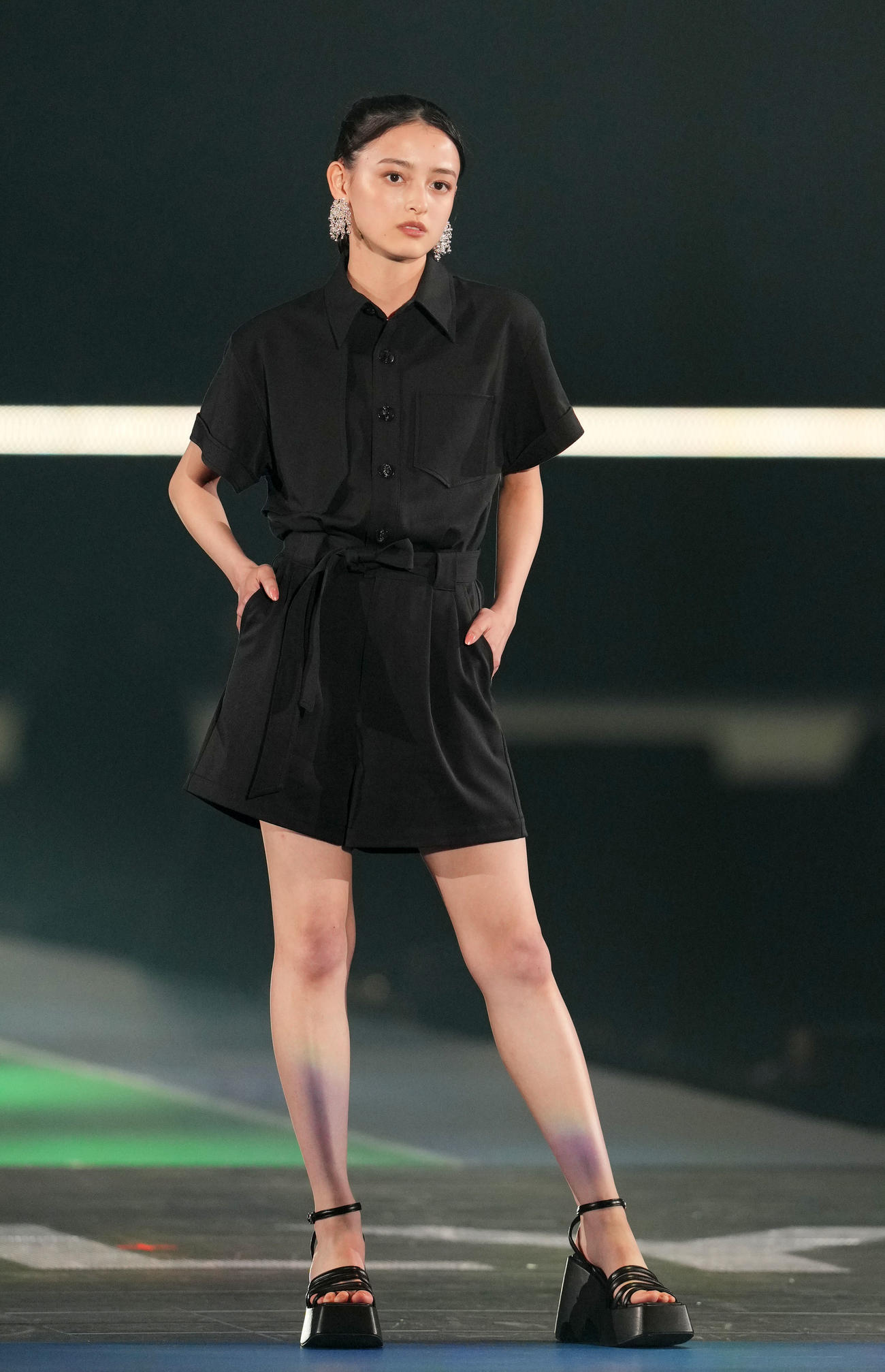 Rakuten GirlsAward 2023 SPRING／SUMMERでランウエーを歩く大峰ユリホ（撮影・横山健太）