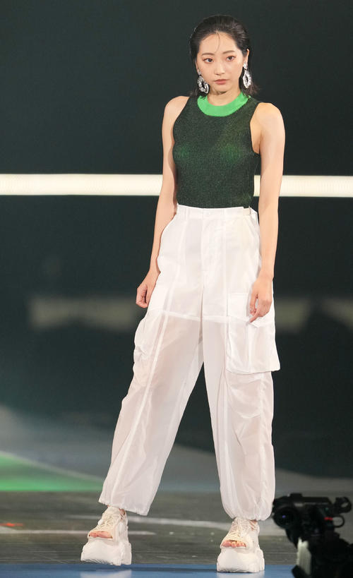 Rakuten GirlsAward 2023 SPRING／SUMMERでランウエーを歩く武田玲奈（撮影・横山健太）