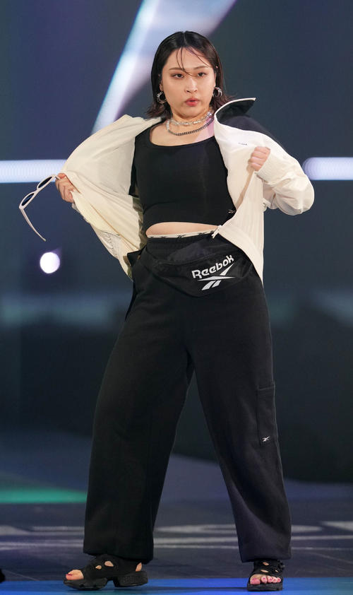 Rakuten GirlsAward 2023 SPRING／SUMMERでランウエーを歩く丸山礼（撮影・横山健太）