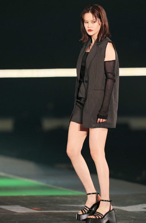 Rakuten GirlsAward 2023 SPRING／SUMMERでランウエーを歩くemma（撮影・横山健太）