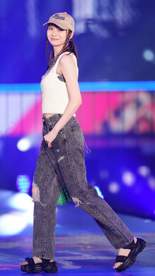 Rakuten GirlsAward 2023 SPRING／SUMMERでランウエーを歩く田鍋梨々花（撮影・横山健太）