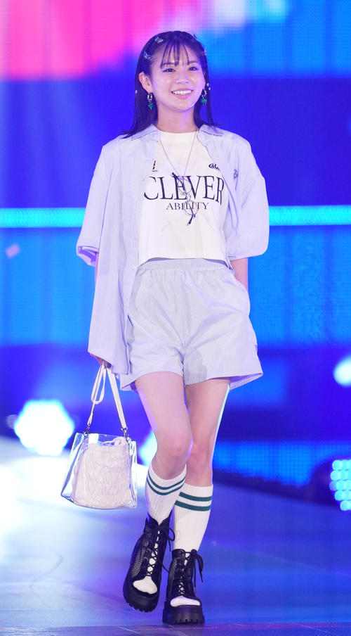 Rakuten GirlsAward 2023 SPRING／SUMMERでランウエーを歩く永瀬莉子（撮影・横山健太）