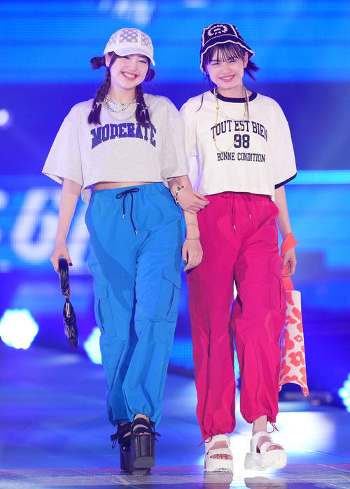 Rakuten GirlsAward 2023 SPRING／SUMMERでランウエーを歩く市ノ瀬アオ（左）と相羽星良（撮影・横山健太）
