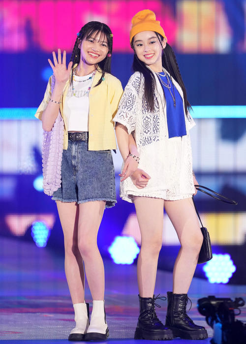 Rakuten GirlsAward 2023 SPRING／SUMMERでランウエーを歩く広瀬まのか（左）と佐藤不二子（撮影・横山健太）